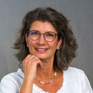 Gabriela Brun blickt freundlich in die Kamera. Sie ist Homöopathin und Naturheilpraktikerin mit Praxen in Sent (Engadin) und Muri (Aargau)