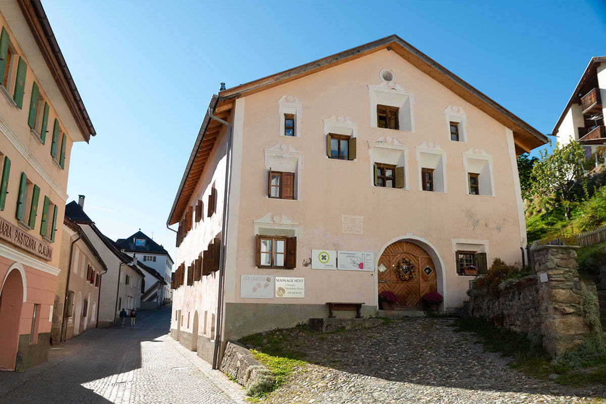 Außenansicht der Naturheilpraxis für Homöopathie von Gabriela Brun in Sent im Engadin.